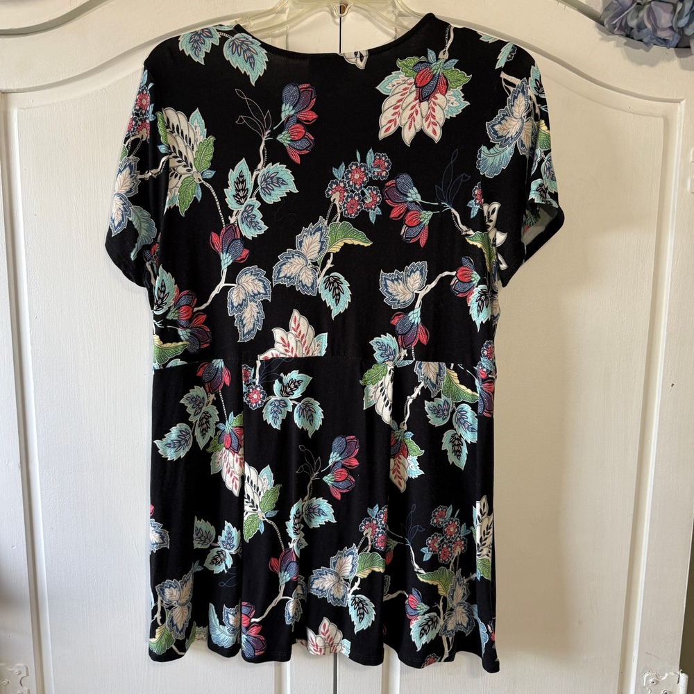 J. Jill Wearever Collection Petite M Black Floral‎ Print Short Sleeve Tunic Top - Picture 2 of 9
